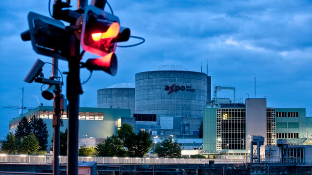 AKW Beznau im Hintergrund, im Vordergrund eine rote Ampel. AKW Beznau im Hintergrund, im Vordergrund eine rote Ampel.