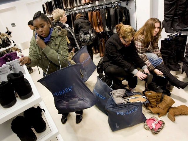 Frauen, die bei «Primark» einkaufen. Frauen, die bei «Primark» einkaufen.