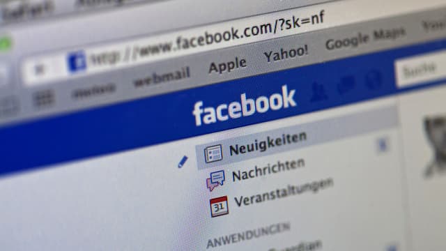 Computerbildschirm mit Facebook-Seite Computerbildschirm mit Facebook-Seite