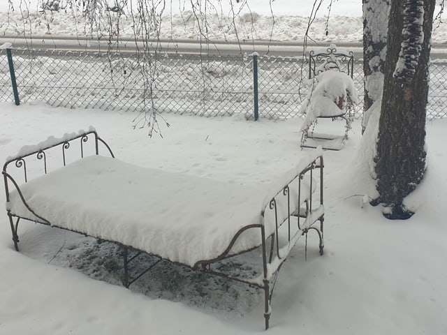 Bett im Schnee.