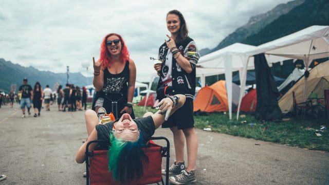 Drei junge Frauen am Greenfield.