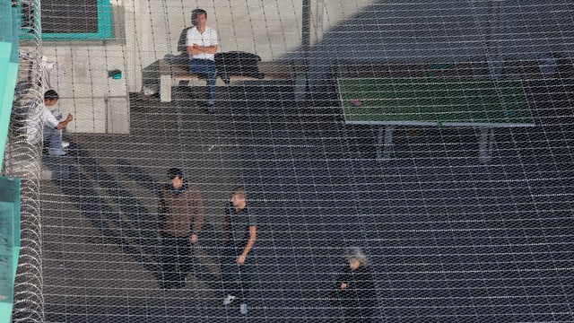 Insassen des Ausschaffungsgefängnisses in Zürich-Kloten im Gefängnishof. Insassen des Ausschaffungsgefängnisses in Zürich-Kloten im Gefängnishof.