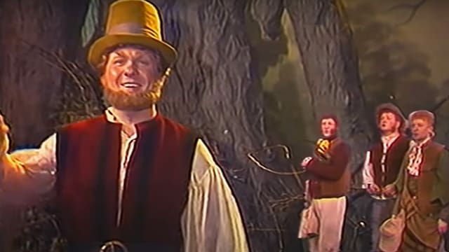 Schauspieler mit kitschigen Kostümen Schauspieler mit kitschigen Kostümen
