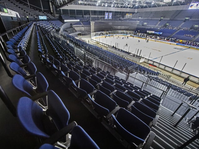 Leere Ränge im Hallenstadion. Leere Ränge im Hallenstadion.
