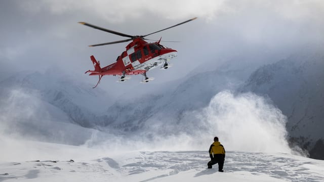Helikopter landet im Schneegestöber Helikopter landet im Schneegestöber