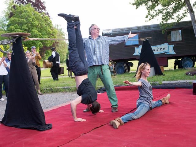 Juri Elmer macht Handstand, Werner Biermeier hält seine Beine und Anikó Donáth macht Spagat
