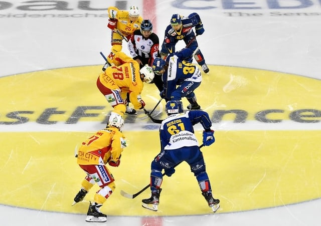 Eishockey-Spieler. Eishockey-Spieler.