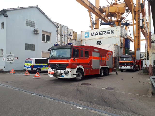 Feuerwehrautos und Polizei am Hafen Feuerwehrautos und Polizei am Hafen