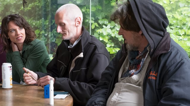 Mona Vetsch mit den Gassenküchen-Besuchern Andi und Otti Mona Vetsch mit den Gassenküchen-Besuchern Andi und Otti