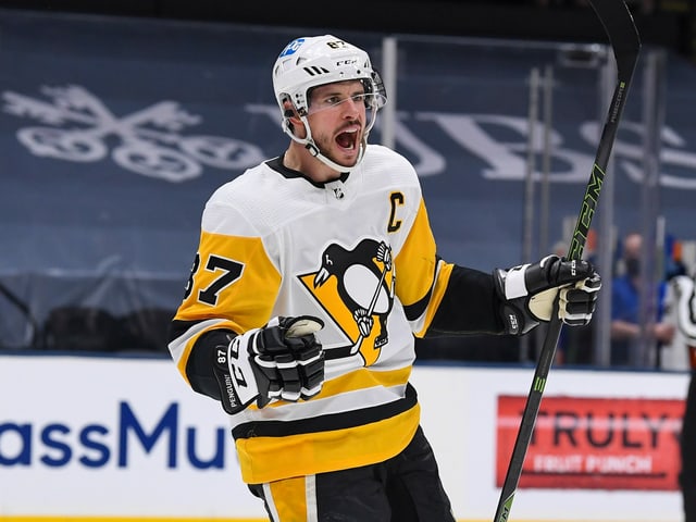 Sidney Crosby jubelt im Trikot der Pittsburgh Penguins. Sidney Crosby jubelt im Trikot der Pittsburgh Penguins.