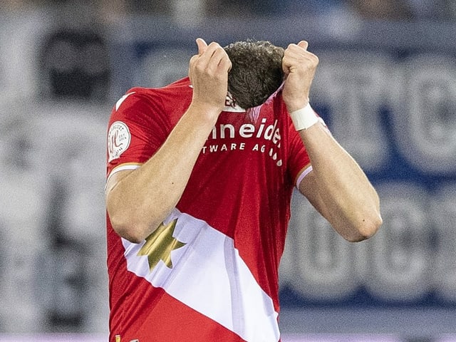 Ein Thuner Spieler hat sich das Shirt über den Kopf gezogen. Ziemlich sicher aus Enttäuschung. Ein Thuner Spieler hat sich das Shirt über den Kopf gezogen. Ziemlich sicher aus Enttäuschung.