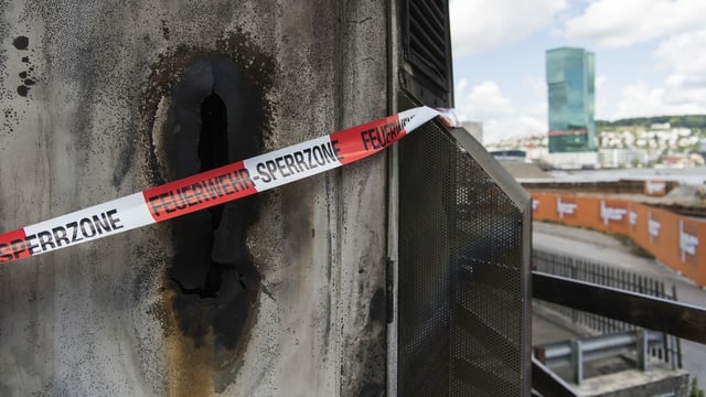 Ein nach einem Brandanschlag beschädigter Gebäudeteil mit Absperrband. Ein nach einem Brandanschlag beschädigter Gebäudeteil mit Absperrband.