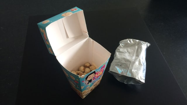 Halbvolle Popcorn-Verpackung.