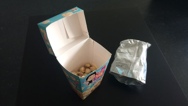 Halbvolle Popcorn-Verpackung. Halbvolle Popcorn-Verpackung.