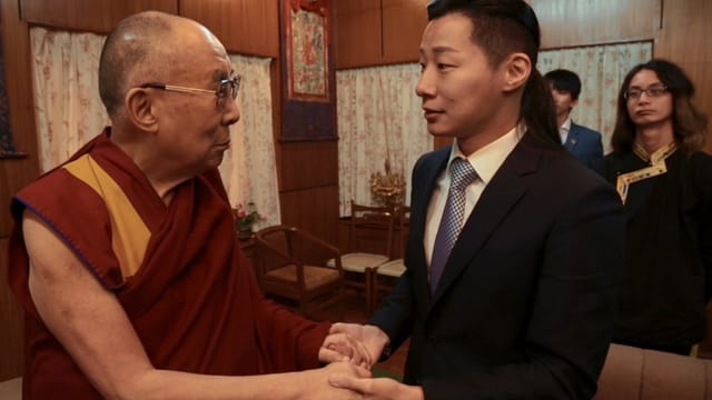 Freddy Lim im Palast des Dalai Lama: Von seinem Idol holt sich der Rockstar seine Inspiration. Freddy Lim im Palast des Dalai Lama: Von seinem Idol holt sich der Rockstar seine Inspiration.