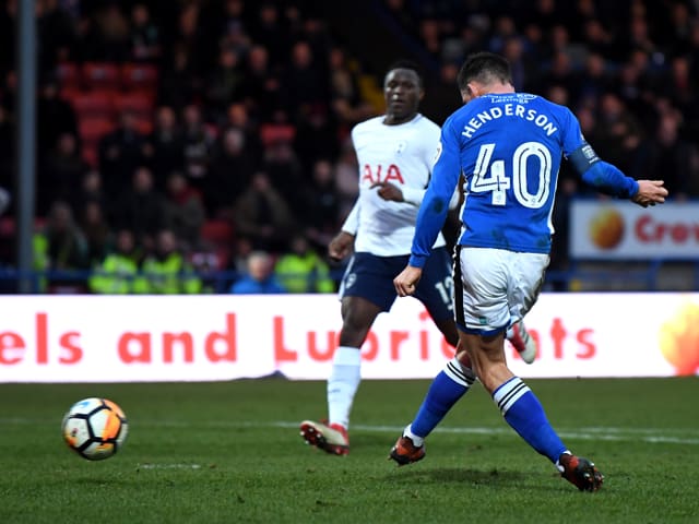 Rochdale-Captain Ian Henderson erzielt die überraschende Führung.