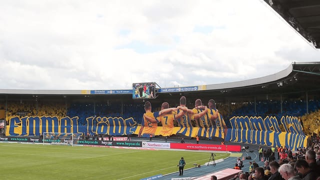 Die Fans von Eintracht Braunschweig schwören ihrem Klub die Treue.