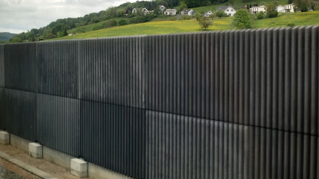 Lärmschutzwand an einer Bahnlinie Lärmschutzwand an einer Bahnlinie