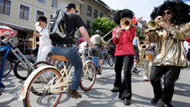 Velofahrer und Musiker. Velofahrer und Musiker.