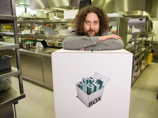 Daniel Bachmann steht mit seiner gefüllten Gadgetbox mitten in der Küche des Restaurants «Carlton». Daniel Bachmann steht mit seiner gefüllten Gadgetbox mitten in der Küche des Restaurants «Carlton».