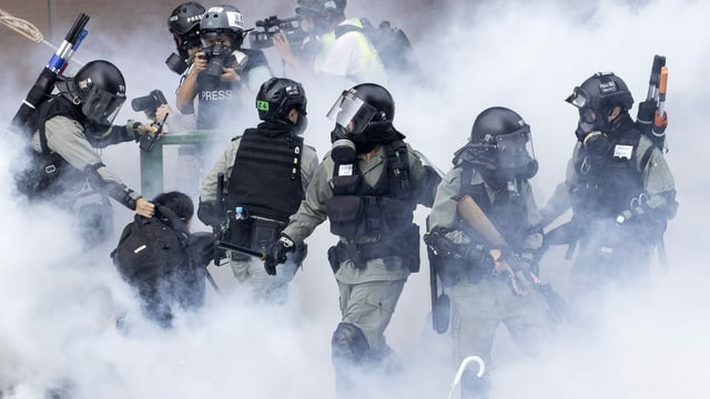 Polizei nimmt am Montag einen Aktivisten vor der Poytechnischen Hochschule in Hongkong fest. Polizei nimmt am Montag einen Aktivisten vor der Poytechnischen Hochschule in Hongkong fest.