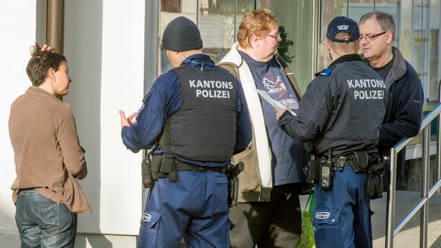 Policists chantunals da l'Argovia en discurs cun la populaziun indigena, ils 24 da december 2015. Policists chantunals da l'Argovia en discurs cun la populaziun indigena, ils 24 da december 2015.