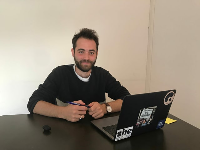 Sasha Rosenstein sitzt in seinem Büro vor dem Laptop. Sasha Rosenstein sitzt in seinem Büro vor dem Laptop.