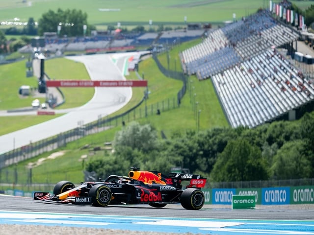 Max Verstappen auf dem Rennkurs. Max Verstappen auf dem Rennkurs.