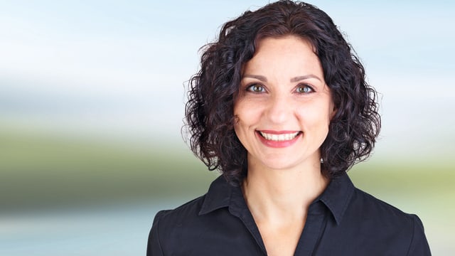 Wahlbild Politikerin Gabriela Suter. Breites Lachen. Schwarze, lockige Haare. Wahlbild Politikerin Gabriela Suter. Breites Lachen. Schwarze, lockige Haare.