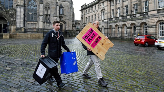 Wahlhelfer tragen Urne Wahlhelfer tragen Urne