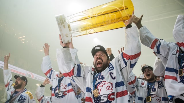 ZSC-Spieler stemmen den Siegerpokal in die Höhe. ZSC-Spieler stemmen den Siegerpokal in die Höhe.