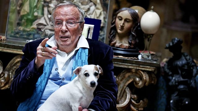 Franco Zeffirelli mit Hund auf dem Schoss. Franco Zeffirelli mit Hund auf dem Schoss.