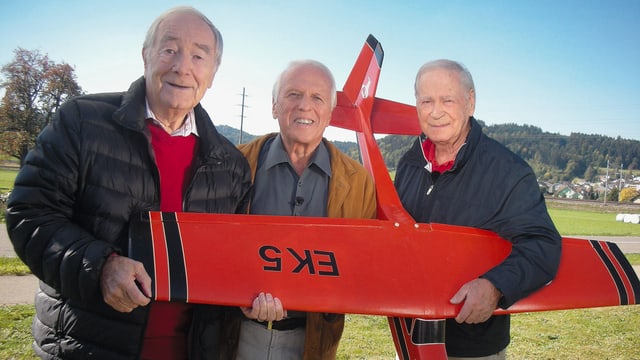 Heino Orbini, WAM und Peter Bigler: WAM trifft die Lockvögel Heino Oribini und Peter Bigler mit dem Originalflugzeug, das beim Dreh von «Söll emol cho» verwendet wurde. Heino Orbini, WAM und Peter Bigler: WAM trifft die Lockvögel Heino Oribini und Peter Bigler mit dem Originalflugzeug, das beim Dreh von «Söll emol cho» verwendet wurde.