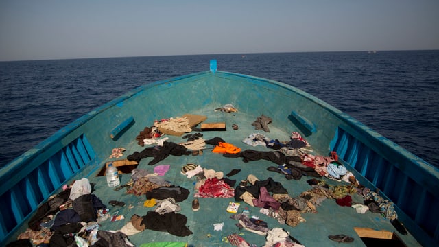 Zu sehen ist ein Flüchtlingsboot. Zu sehen ist ein Flüchtlingsboot.