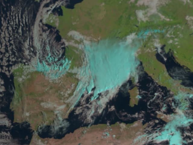Im Sattellitenbild sind dichten Wolken über dem westlichen Mittellmeer erkennbar. Im Sattellitenbild sind dichten Wolken über dem westlichen Mittellmeer erkennbar.