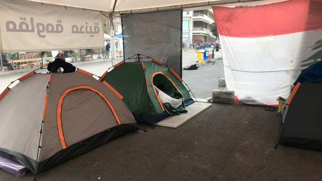 Einige Demonstranten harren Tag und Nacht im Stadtzentrum von Beirut aus. Der Christ Habib zeltet hier mit einem Schiiten, einem Sunniten und einem Drusen. Einige Demonstranten harren Tag und Nacht im Stadtzentrum von Beirut aus. Der Christ Habib zeltet hier mit einem Schiiten, einem Sunniten und einem Drusen.