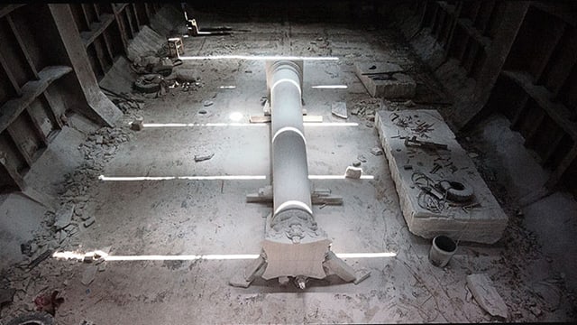 Griechische Säule, die im Innern eines Schiffes liegt. Griechische Säule, die im Innern eines Schiffes liegt.