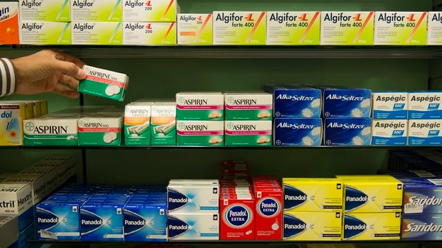 Medikamente auf Regal Medikamente auf Regal
