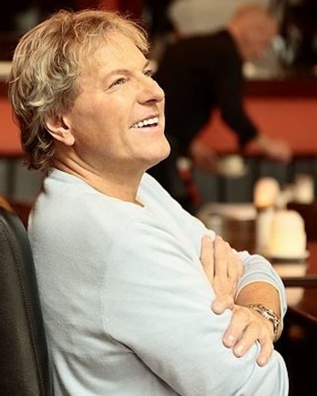 Bernhard Brink in einem Café. Bernhard Brink in einem Café.