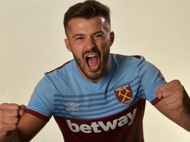 Ajeti jubelt im West Ham Dress Ajeti jubelt im West Ham Dress