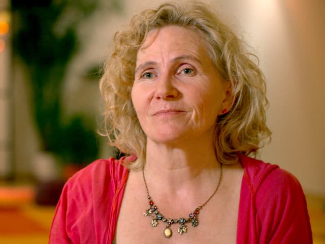 Eine Frau mit blondem Haar und einer Halskette. Eine Frau mit blondem Haar und einer Halskette.
