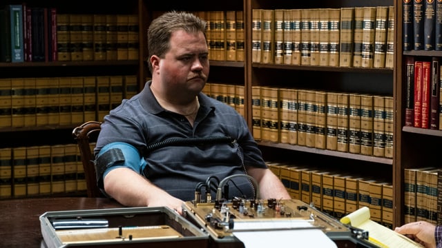 Richard Jewell (Paul Walter Hauser) beim Lügendetektor-Test. Richard Jewell (Paul Walter Hauser) beim Lügendetektor-Test.