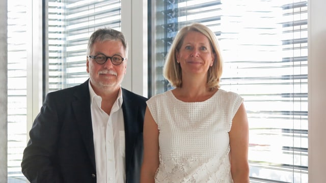 Brustbild von Urs Bertschi (SP) und Eliane Birchmeier (FDP) im Zuger Parktower. Brustbild von Urs Bertschi (SP) und Eliane Birchmeier (FDP) im Zuger Parktower.