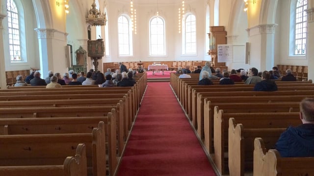 Kirche von Innen - ziemlich viele Plätze bleiben am Sonntagsgottesdienst leer Kirche von Innen - ziemlich viele Plätze bleiben am Sonntagsgottesdienst leer