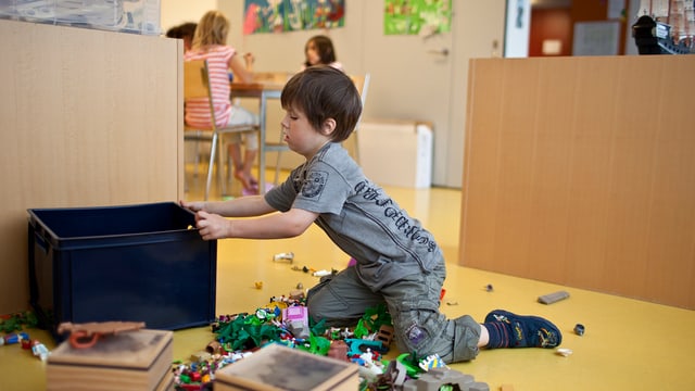 Ein Kind spielt in einer Kinderkrippe (Symbolbild) Ein Kind spielt in einer Kinderkrippe (Symbolbild)