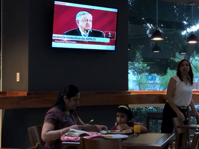 Lopez Obrador auf einem Bildschirm in einem Restaurant Lopez Obrador auf einem Bildschirm in einem Restaurant
