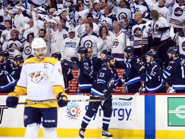 Byfuglien jubelt mit seinem Teamkollegen, Josi (im Vordergrund) ist konsterniert. Byfuglien jubelt mit seinem Teamkollegen, Josi (im Vordergrund) ist konsterniert.