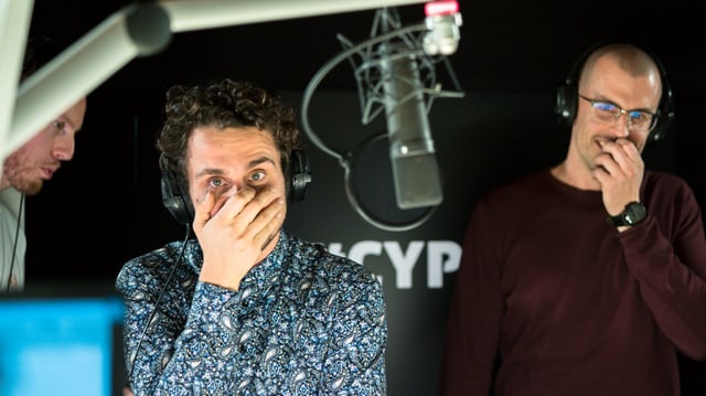 Rapper schockiert mit Händen vor dem Mund Rapper schockiert mit Händen vor dem Mund
