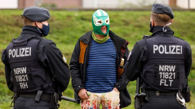 Mann in Kostüm demonstriert gegen Corona-Massnahmen Mann in Kostüm demonstriert gegen Corona-Massnahmen