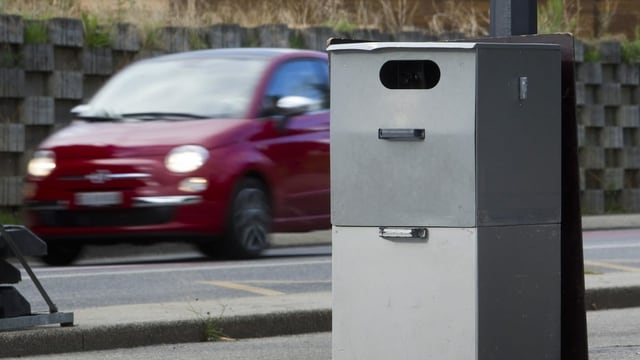 Ein Radargerät misst die Geschwindigkeit von Fahrzeugen. Ein Radargerät misst die Geschwindigkeit von Fahrzeugen.